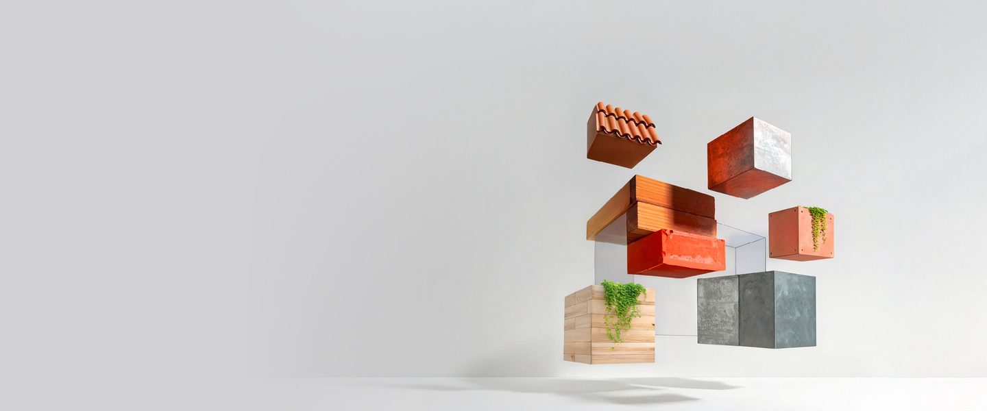 Visuel officiel du Batimat 2026 : blocs de matériaux de construction en suspension, tuile, brique, bois, béton et zinc.